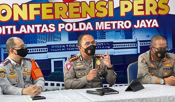 Dirlantas Polda Metro Jaya, Kombes Pol Sambodo Purnomo Yogo saat memberikan keterangan kepada wartawan. (Foto: PMJ News/TMC Polda Metro Jaya).