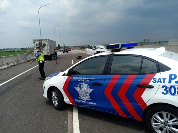 Olah TKP polisi di area kecelakaan tunggal Vanessa Angel. (Foto: PMJ News). 