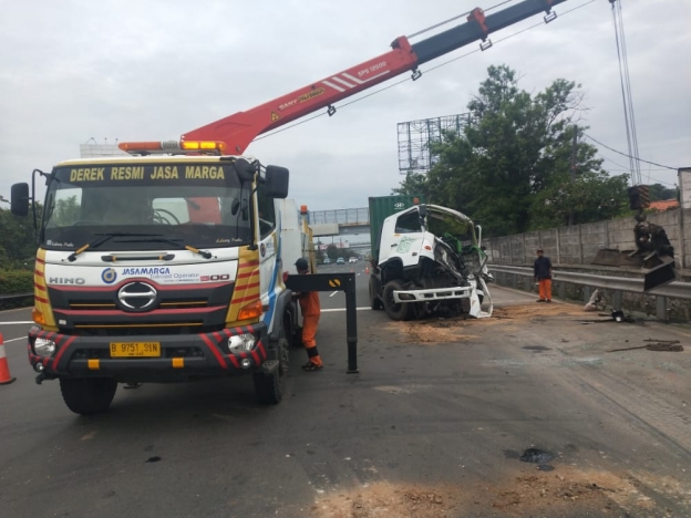 Kecelakaan truk kontainer di Tol Sedyatmo arah Bandara Soekarno Hatta. (Foto: PMJ News/TMC Polda Metro)