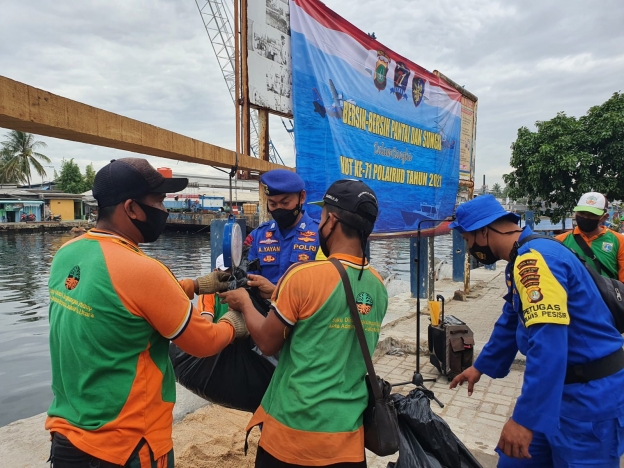 Ditpolairud Polda Metro Jaya melaksanakan kegiatan bersih-bersih pantai dan sungai. (Foto: PMJ News). 