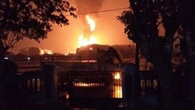 Tangki kilang Pertamina Cilacap terbakar. (Foto: Dok Net/ Istimewa)