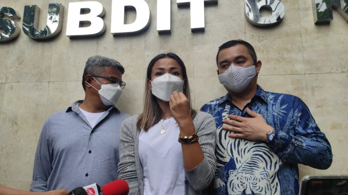 Nirina Zubir mendatangi Polda Metro Jaya terkait kasus mafia tanah yang menimpanya. (Foto: PMJ News/Yeni).