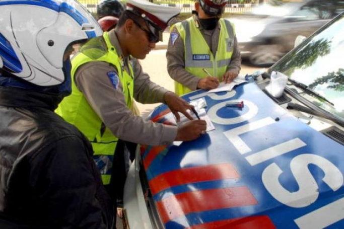 Pemberian surat tilang bagi pelanggar lalin. (Foto: Dok Net/ Istimewa)