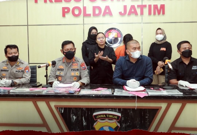 Keterangan Kabid Humas Polda Jatim Kombes Pol Gatot Repli Handoko. (Foto: Instagram Polda Jatim). 