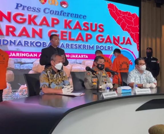 Keterangan Wakil Direktur Tindak Pidana Narkoba Bareskrim Polri Kombes Jayadi dan jajarannya. (Foto: Instagram Divisi Humas Polri). 