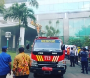 Lantai dua Gedung Cyber, kawasan Kuningan Jakarta Selatan, alami kebakaran. (Foto: Humas Jakfire). 