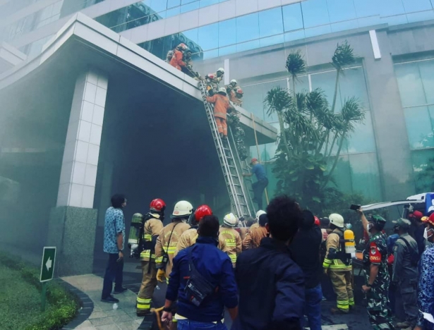 Lantai dua Gedung Cyber, kawasan Kuningan Jakarta Selatan, alami kebakaran. (Foto: Humas Jakfire). 