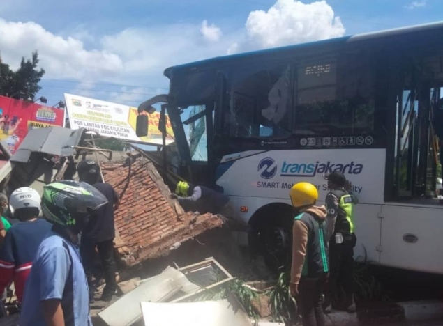 Bus Transjakarta menabrak Pos Polisi di dekat Lampu Merah Pusat Grosir Cililitan, Kramat Jati, Jaktim. (Foto: PMJ News/Twitter TMC Polda Metro Jaya).