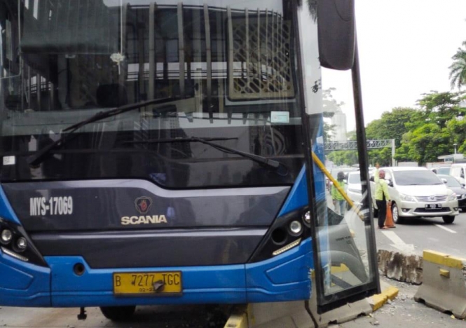 Bus Transjakarta yang kecelakaan. (Foto: PMJ/Ist). 