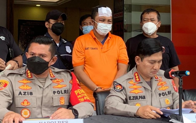 Pelaku berbaju orang tahanan. (Foto: PMJ/Yeni). 