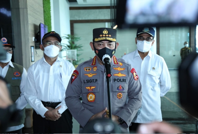 Kapolri Jenderal Listyo Sigit Prabowo meninjau langsung Pelabuhan Merak, Banten untuk mengecek kesiapan Operasi Lilin jelang libur Nataru. (Foto: PMJ News).