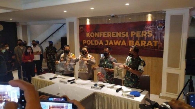 Keterangan Kapendam III/Siliwangi Kolonel Inf Arie Tri Hedhianto bersama penyidik kepolisian. (Foto: Istimewa). 
