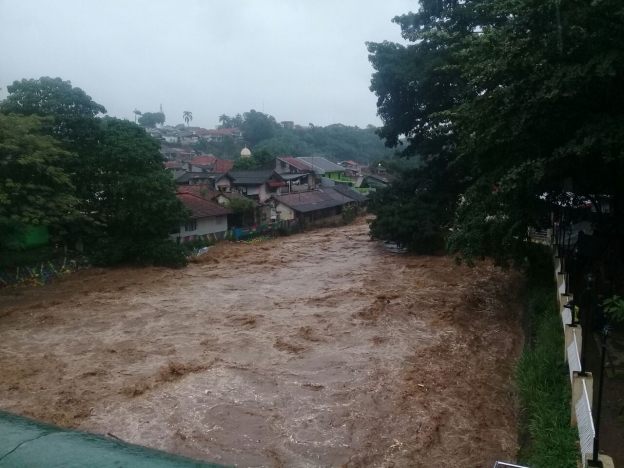 Banjir di sepanjang bantaran sungai di Jakarta. (Foto: BNPB)