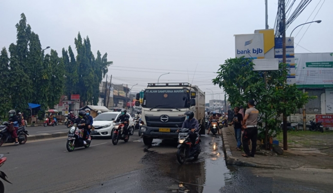 Sebuah truk mengalami pecah ban di Ciputat yang membuat arus lalu lintas tersendat. (Foto: PMJ News/TMC Polda Metro Jaya).