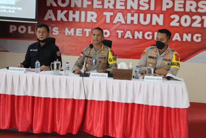 Kapolres Metro Tangerang Kota, Kombes Pol Deoinijiu de Fatima dalam rilis akhir tahun 2021. (Foto: PMJ News).