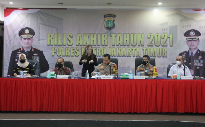 Kapolres Metro Jakarta Timur, Kombes Pol Erwin Kurniawan dalam rilis akhir tahun 2021. (Foto: PMJ News).