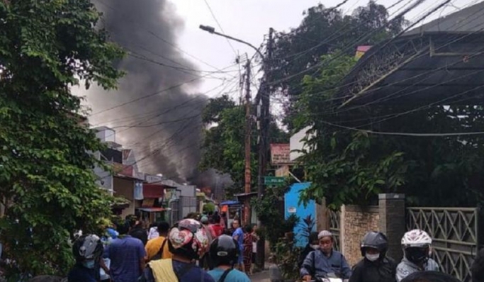 Kebakaran di Mampang Prapatan yang menghanguskan bengke dan lima rumah. (Foto:PMJ News/Istimewa)