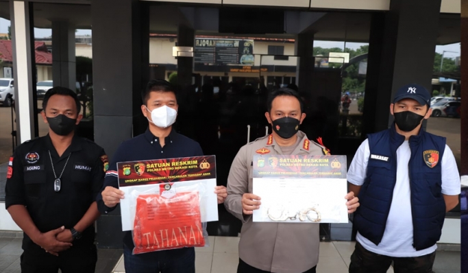 Kapolres Metro Bekasi Kota, Kombes Pol Aloysius Suprijadi dalam konferensi pers. (Foto: PMJ News).