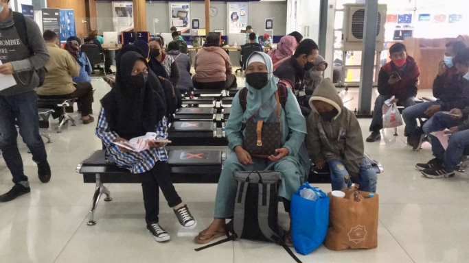 Penumpang yang membatalkan tiket KA di stasiun Jakarta. (Foto: PMJ News/ Fer). 