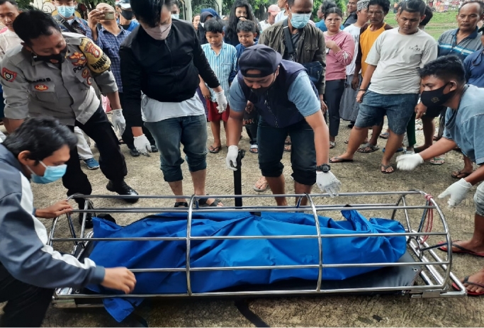 Jasad wanita ditemukan mengambang dengan kondisi meninggal dunia di Danau Bugel Indah Karawaci, Tangerang. (Foto: PMJ News).