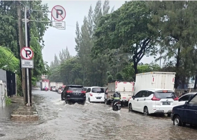 Kawasan di Jakarta Barat tergenang air. (Foto: Instagram Jktinfo). 