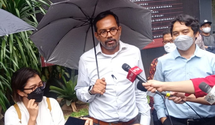 Haris Azhar dan Fatia Maulidiyanti saat di Polda Metro Jaya. (Foto: PMJ News)