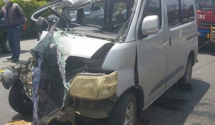 Mobil minibus rusak parah setelah menyeruduk kendaraan truk di Klender, Jakarta Timur. (Foto: PMJ News/Dok Humas Jakfire)