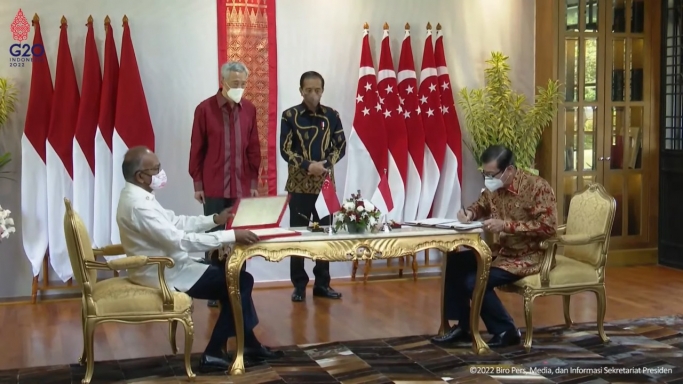 Menkumham Yasonna Laoly menandatangani perjanjianEkstradisi dengan Singapura. (Foto: PMJ/Dok Kemenkumham). 