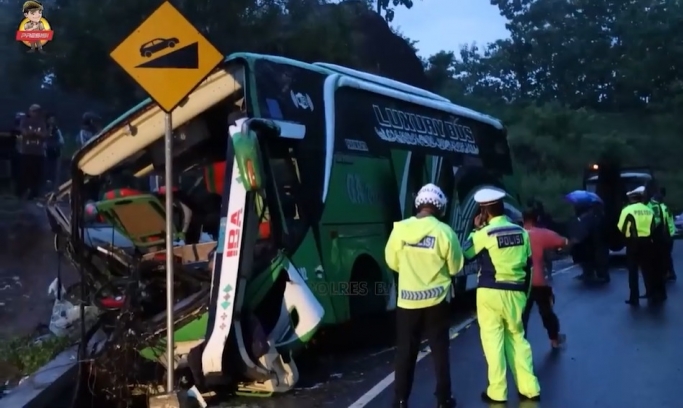 Bus pariwisata mengalami kecelakaan lalu lintas tunggal di ruas jalan Imogiri-Dlingo, tepatnya Bukit Bego, Bantul. (Foto: PMJ News/Polri TV)