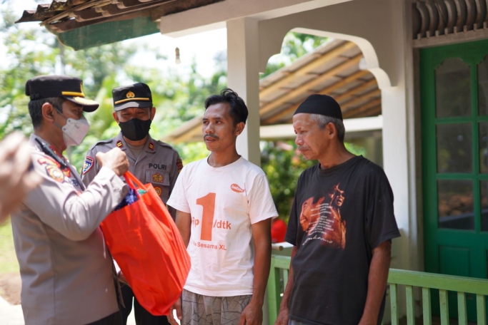 Kegiatan bakti sosial, sejumlah bantuan berupa sembako diberikan kepada masyarakat. (Foto: PMJ News). 
