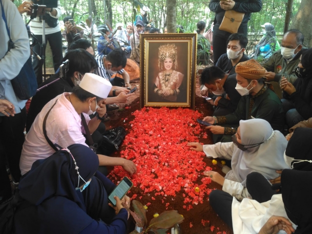 Suasana pemakaman Dorce Gamalama. (Foto: PMJ/Gtg). 