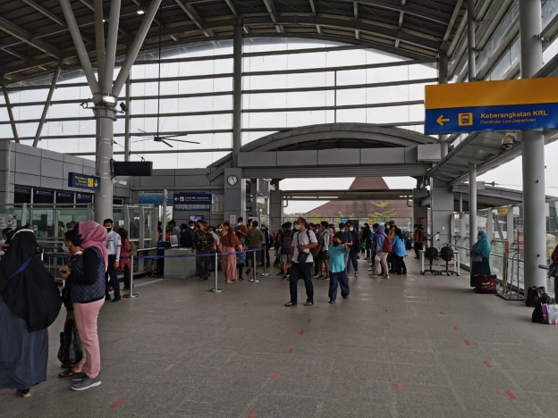 Aktivitas di Stasiun Cikarang. (Foto: PMJ News)