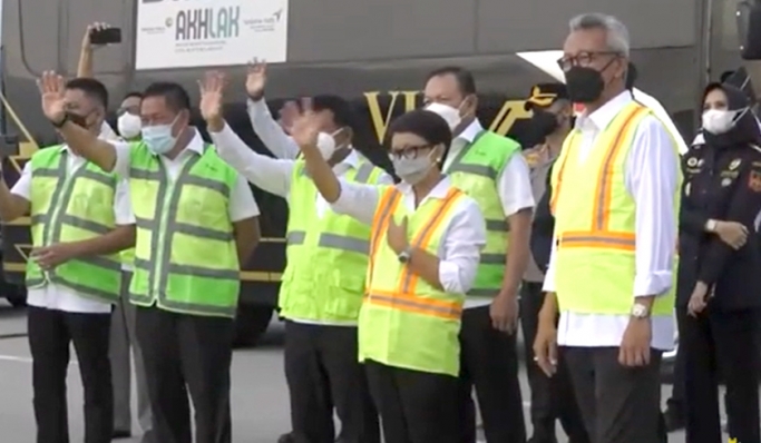 Menteri Luar Negeri, Retno Marsudi menjemput WNI yang dievakusasi dari Ukraina. (Foto: PMJ News/YouTube Kemlu TV)