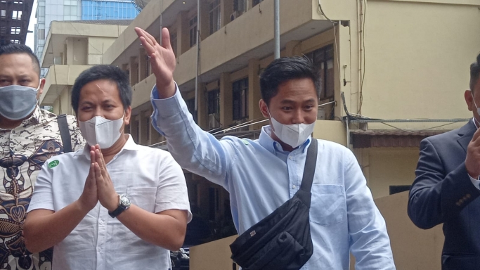 Crazy Rizh asal Bandung Doni Salmanan tiba di Mabes Polri jalani pemeriksaan. (Foto: PMJ/Yeni).