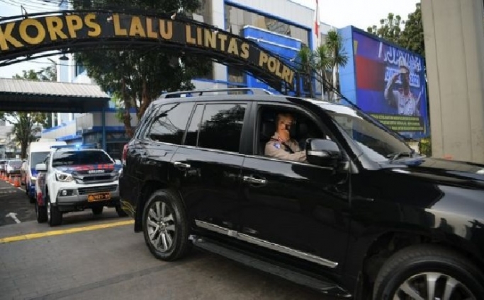 Kakorlantas Polri, Irjen Pol Firman Shantyabudi mengendarai mobil untuk memastikan kesiapan jelang Operasi Ketupat 2022. (Foto: PMJ News/Istimewa)