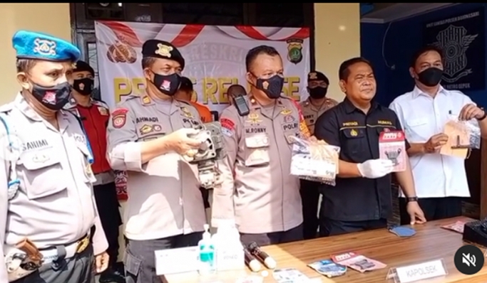 Polsek Bojong Sari mengamankan dua pelaku pencurian sepeda motor. (Foto: PMJ News)