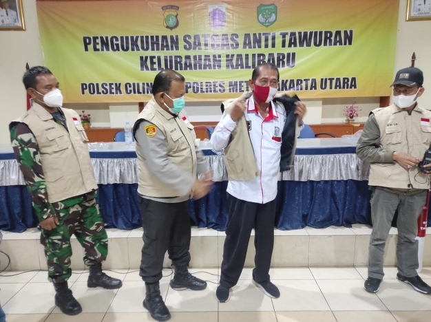 Polsek Cilincing kukuhkan Satgas Anti Tawuran Kelurahan Kalibaru. (Foto: PMJ News). 