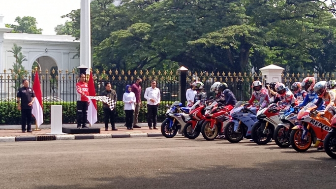 Presiden Jokowi lepas Pembalap MotoGP Mandalika. (Foto: PMJ/Yeni). 