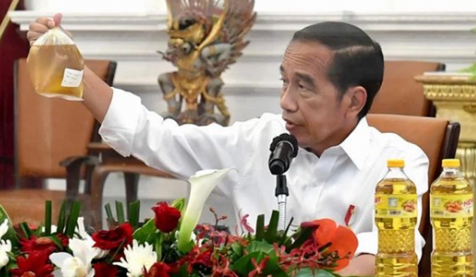 Presiden Joko Widodo (Jokowi) resmi mencabut subsidi atas minyak goreng kemasan. (Foto: PMJ News/Instagram @jokowi)