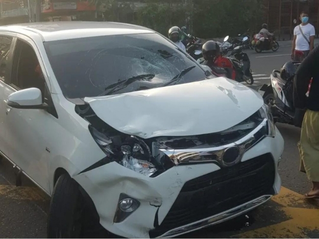 Mobil Terobos Lampu Merah di Gambir, Langsung Tabrak Pemotor. (Foto: PMJ News/TMC Polda Metro)