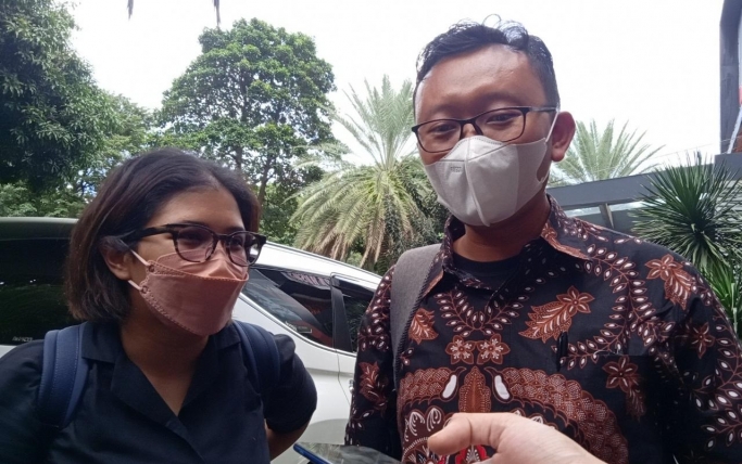 Direktur Lokataru Haris Azhar dan Koordinator KontraS Fatia Maulidiyanti menjalani pemeriksaan sebagai tersangka. (Foto: Dok PMJ News)