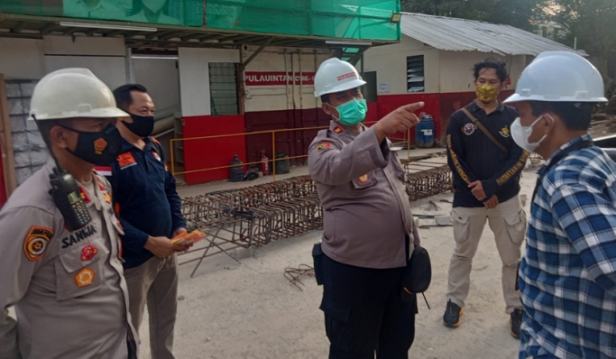 Polisi mengecek kecelakaan kerja di proyek pembangunan Kampus Bunda Mulya, Jalan Jalur Sutera Barat, Kecamatan Pinang, Kota Tangerang. (Foto: PMJ News/Istimewa)