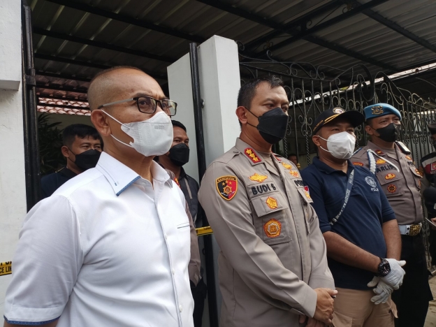 Polisi memberikan keterangan usai olah TKP. (Foto: PMJ/Ist). 