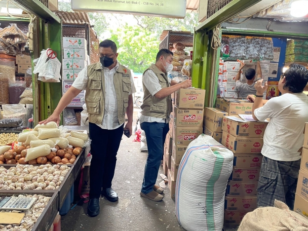 Kasatgas Pangan Polri Irjen Pol Helmy Santika meninjau langsung kesiapan sembako di pasar. (Foto: PMJ/Ist).