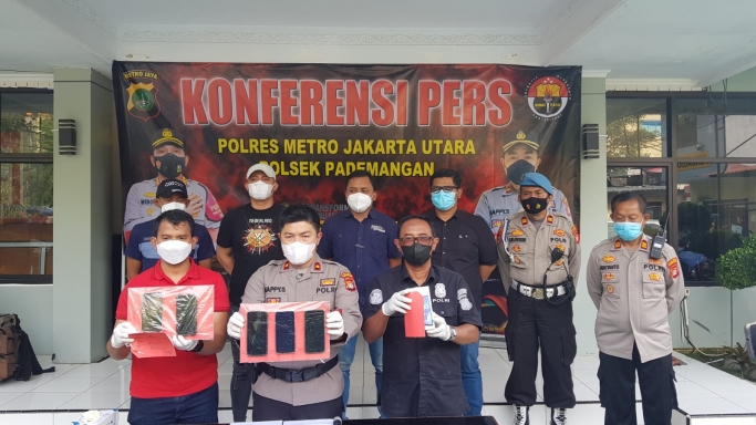 Keterangan Kapolsek Pademangan Kompol Happy Saputra dan jajarannya. (Foto: PMJ News). 
