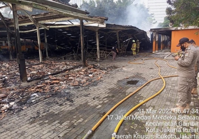 Sisa kebakaran kios Lenggang Monas, Jakarta Pusat. (Foto: Humas Jakfire). 