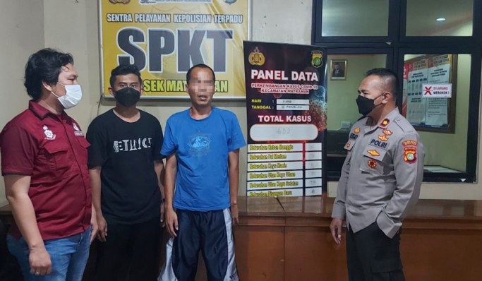 Kapolsek Matraman Kompol Tedjo Asmoro tengah menginterograsi pria (kaos biru) yang melakukan porno aksi di depan rumah warga. (Foto: PMJ News)