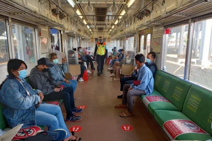 Buka puasa dalam KRL.. (Foto: Dok Net)