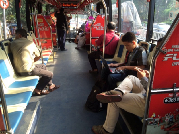 Penumpang bus TransJakarta. (Foto: Dok Net)