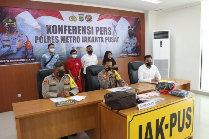 Keterangan Wakapolres Metro Jakarta Pusat AKBP Setyo Koes dan jajarannya. (Foto: PMJ News)